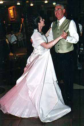 Odile et M. Wibaux p&egrave;re ouvrant le bal